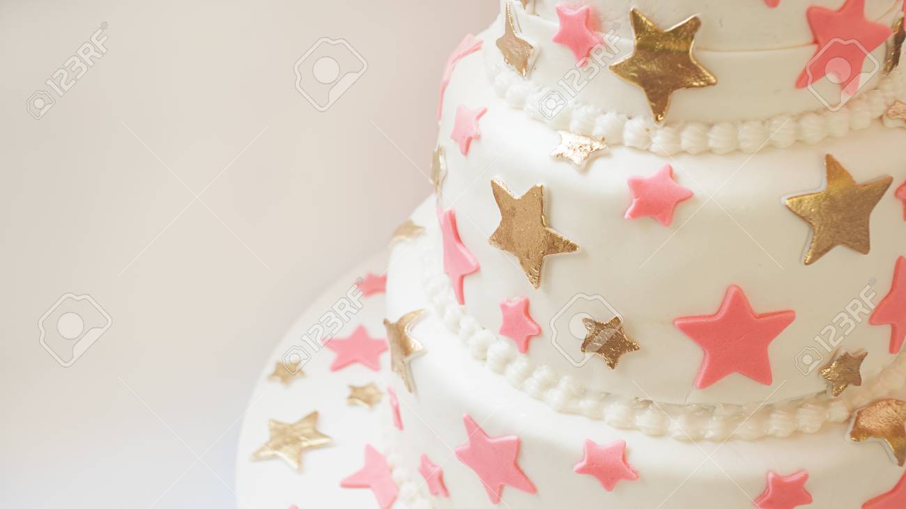 Gateau D Anniversaire Decore D Etoiles En Sucre Banque D Images Et Photos Libres De Droits Image