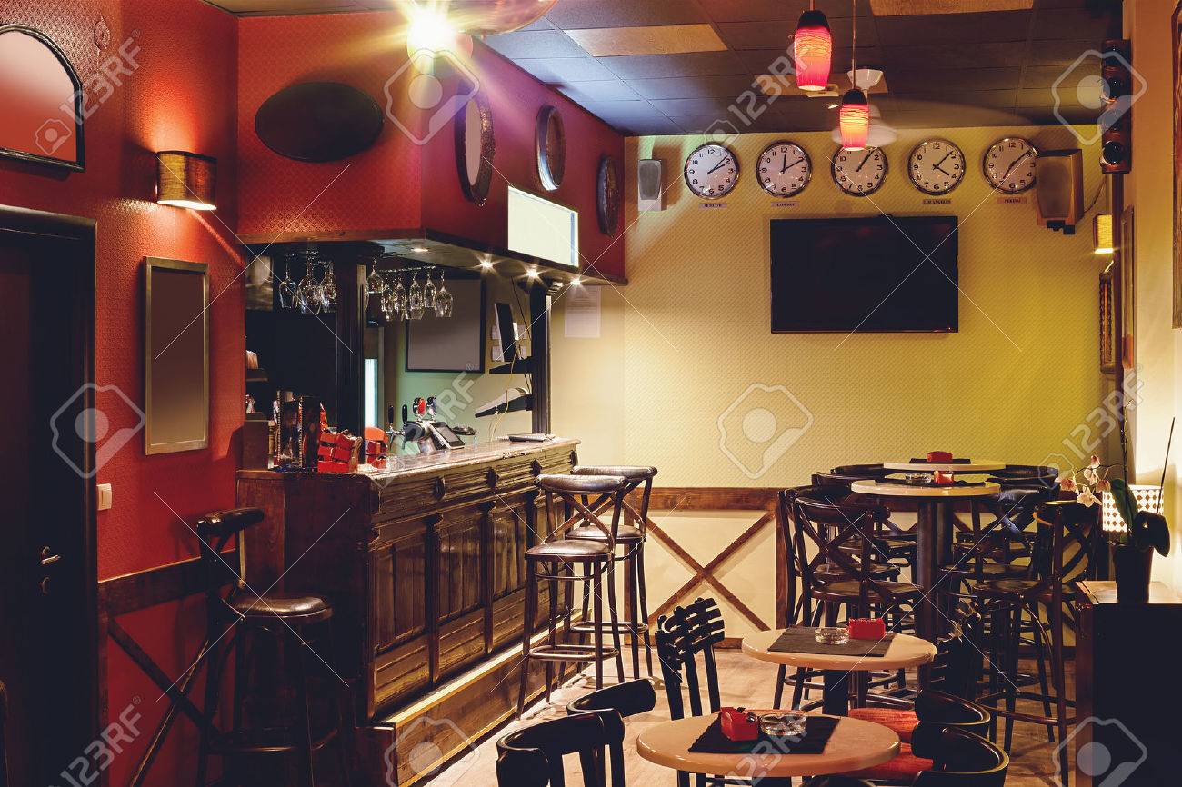 Interieur Van Een Cafe, Retro Design, Nachtscène. Royalty-Vrije Foto ... Interieur Van Een Cafe, Retro Design, Nachtscène. Royalty-Vrije Foto ...