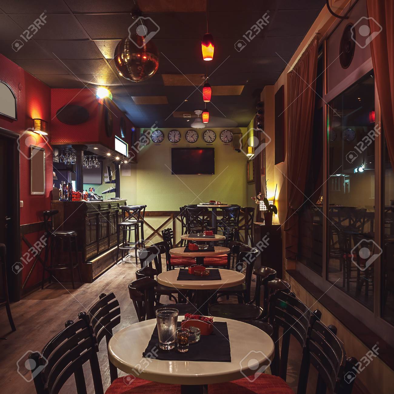 moderne architektonische beleuchtung retro innenraum eines modernen café im retrostil nachtszene beleuchtung möbel eines modernen im nachtszene moderne architektonische beleuchtung retro innenraum eines modernen café im retrostil nachtszene beleuchtung möbel eines modernen im nachtszene