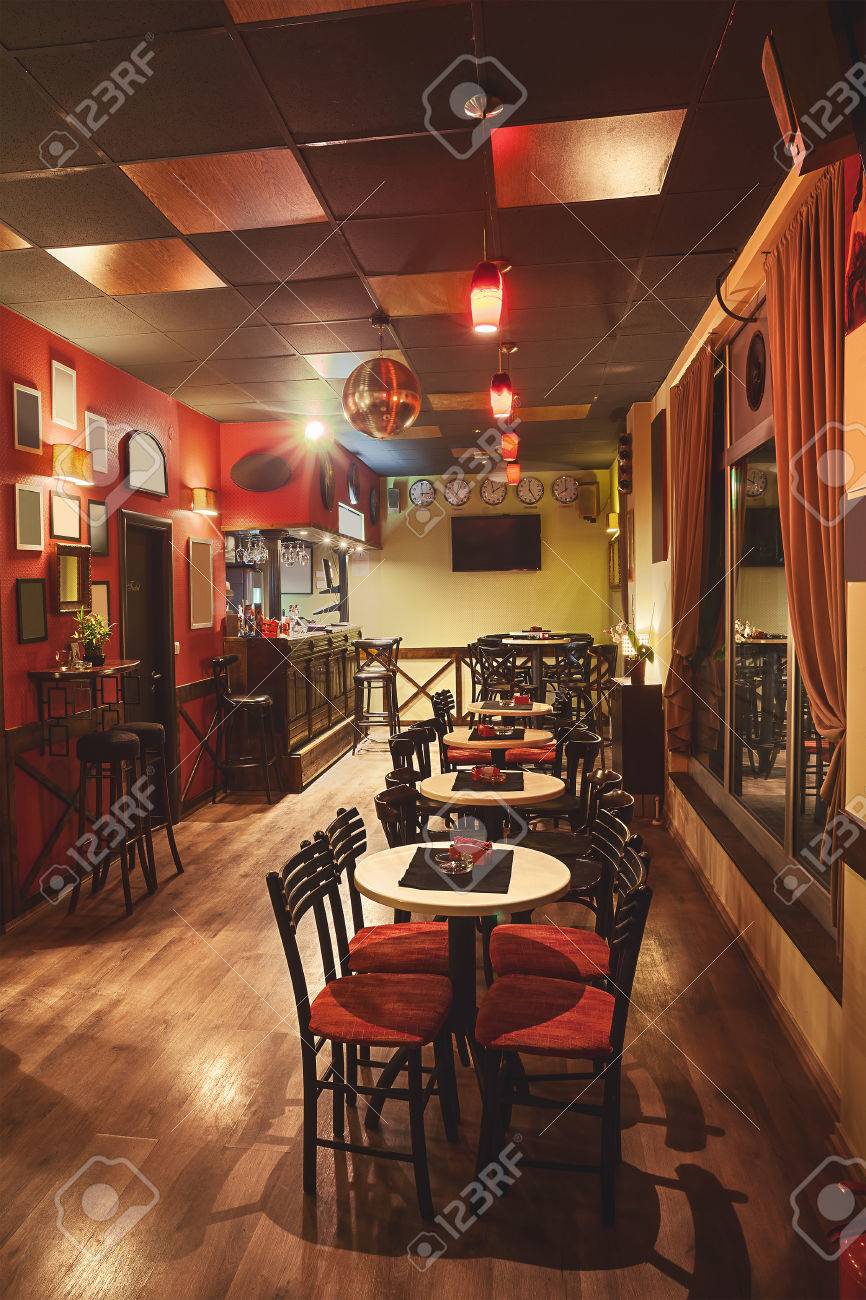 Interieur Van Een Moderne Café In Retro-stijl, Nachtscène ... Interieur Van Een Moderne Café In Retro-stijl, Nachtscène ...
