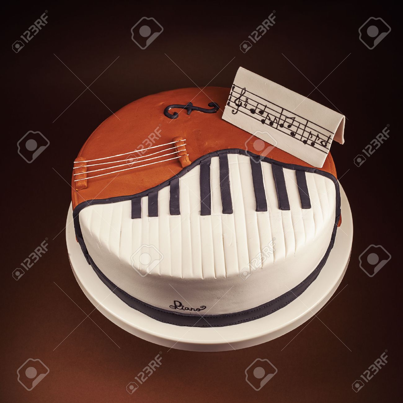 Gateau D Anniversaire Decore De Fondant Arrondie Presentant Symboliquement Instruments De Piano Et De Violoncelle Banque D Images Et Photos Libres De Droits Image