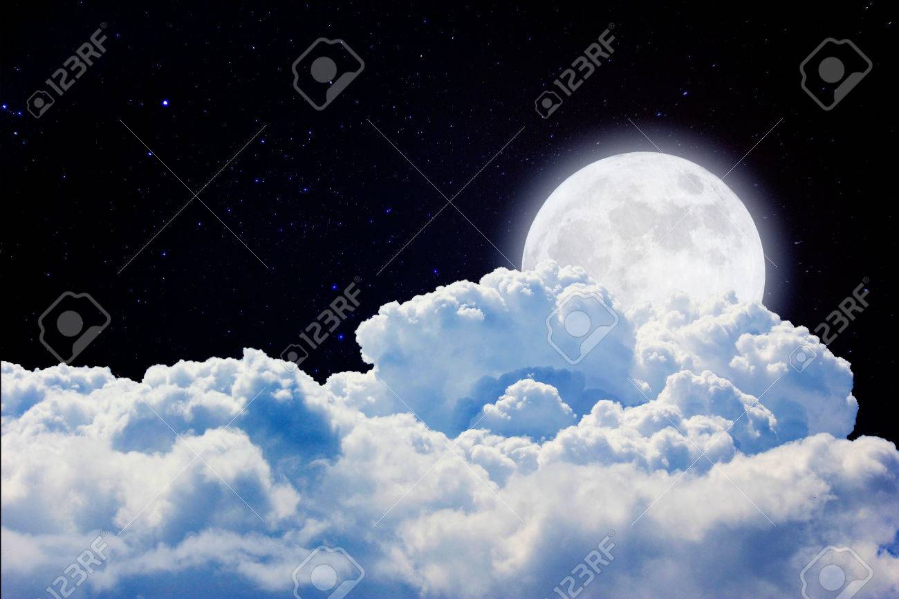 素晴らしい背景 美しい雲 星満月の夜空 の写真素材 画像素材 Image