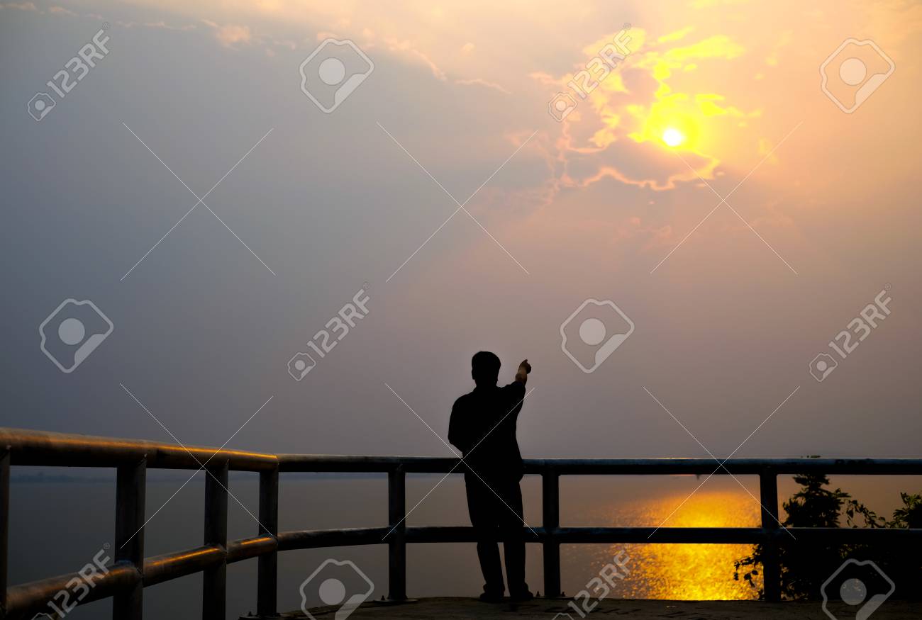 夕日の男のシルエット デザインの要素です 夕日とトップのダムを人間手のシルエット の写真素材 画像素材 Image