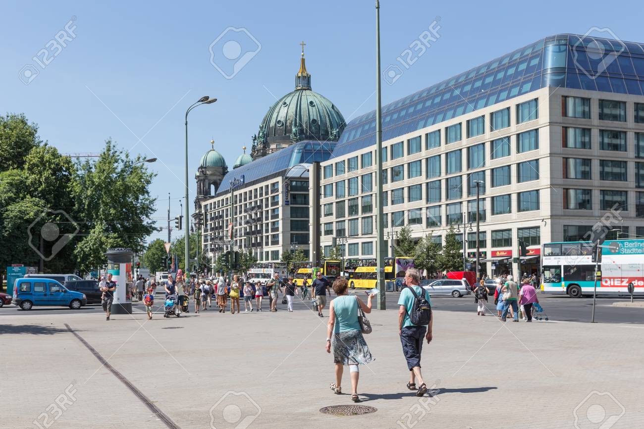ベルリン ドイツ 7 月 22 日 観光客のダウンタウンを歩いてカール リープクネヒト Strasse 13 年 7 月 22 日にベルリン ドイツでのベルリン大聖堂近くのベルリン の写真素材 画像素材 Image