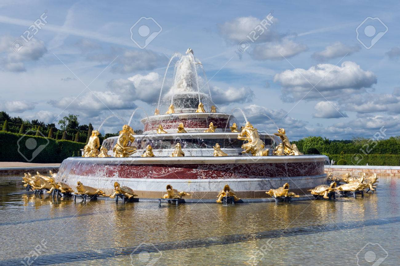 フランスのパリ近郊の庭園ベルサイユ宮殿の噴水と観賞用の池 の写真素材 画像素材 Image