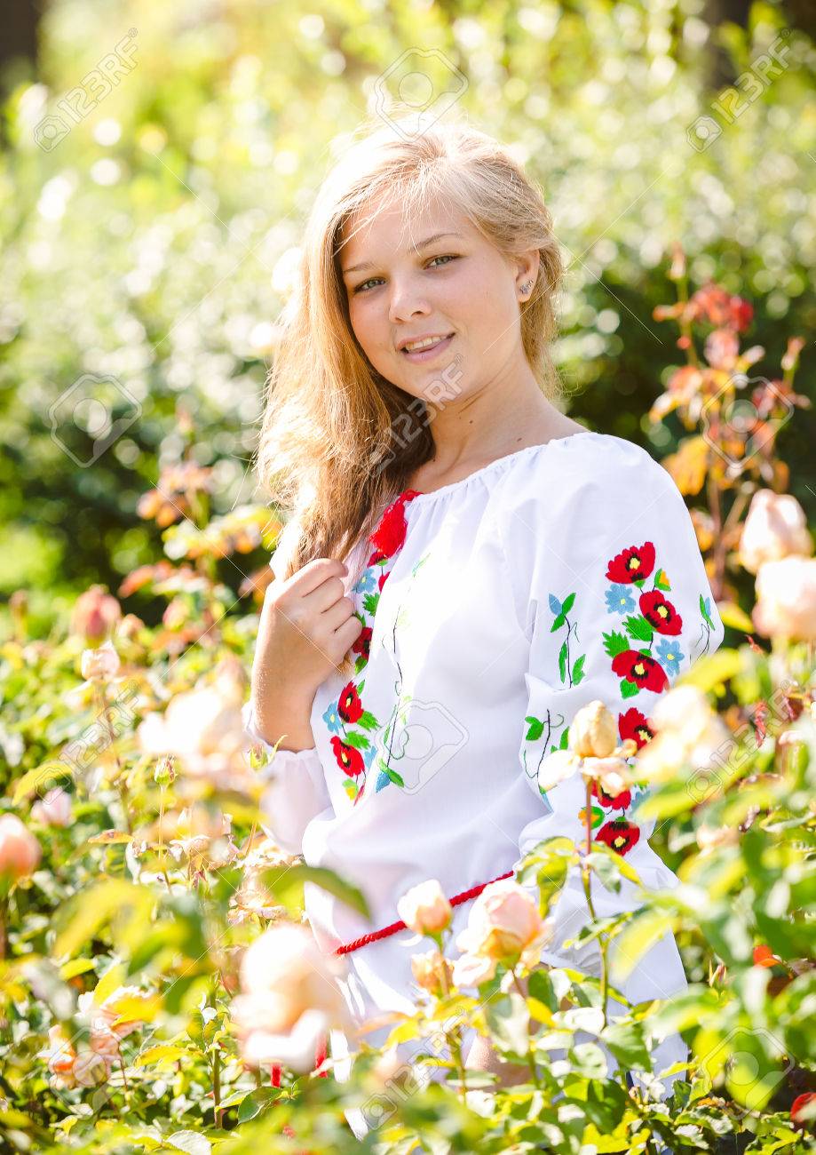 草原で国民服で金髪のウクライナの女の子のポートレート クローズ アップ の写真素材 画像素材 Image 草原で国民服で金髪のウクライナの女の子のポートレート クローズ アップ の写真素材 画像素材 Image