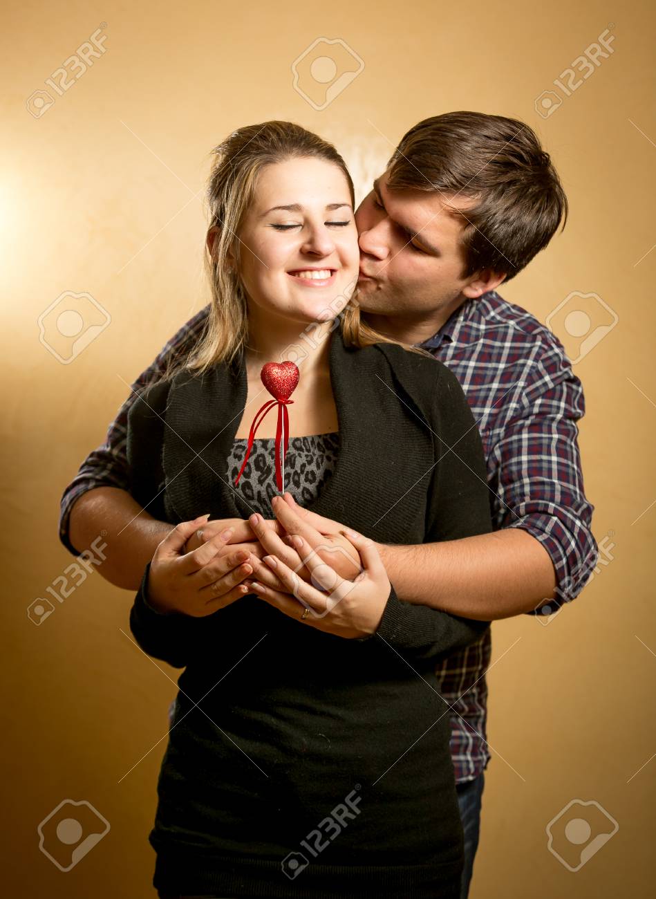 ハンサムな若い男背中と頬にキスからハグのガール フレンド の写真素材 画像素材 Image ハンサムな若い男背中と頬にキスからハグのガール フレンド の写真素材 画像素材 Image