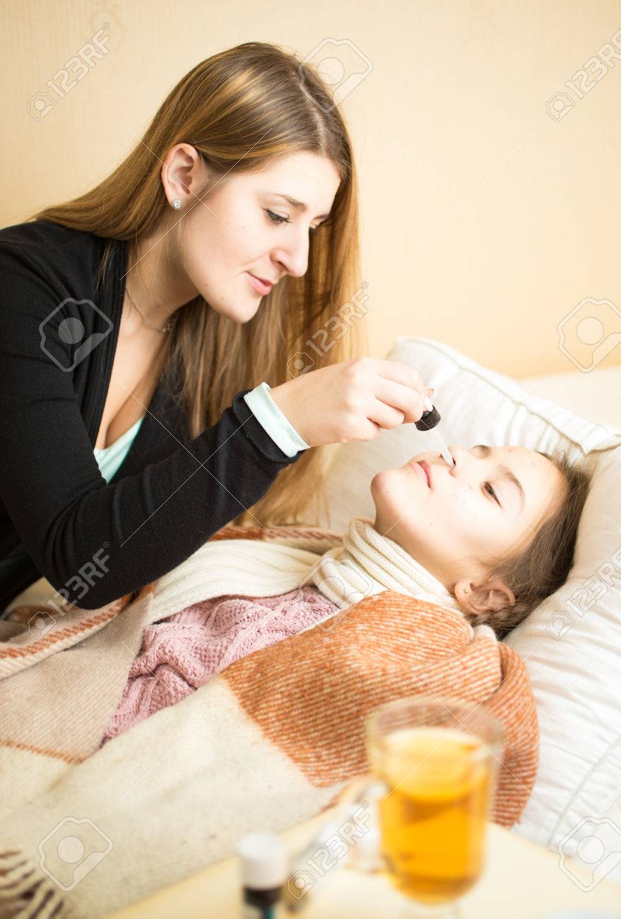 Junge Fürsorgliche Mutter Spritzen Töchter Nase Im Bett Lizenzfreie Fotos,  Bilder und Stock Fotografie. Image 36257960.