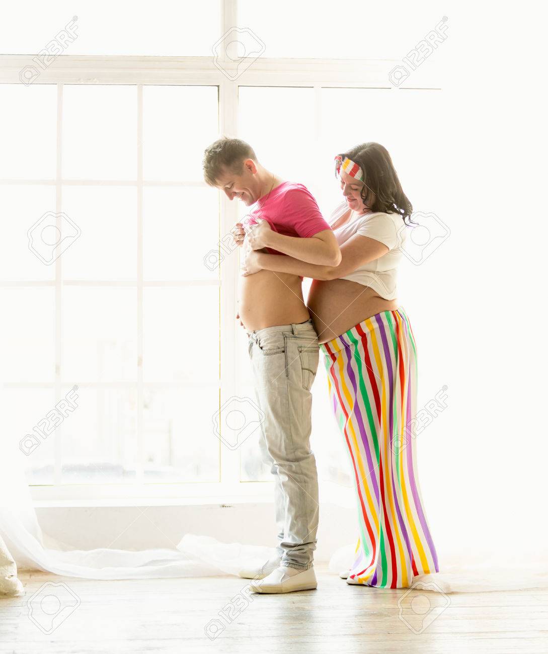 Téléchargement gratuit Images Photo Drole De Femme Enceinte Etreindre Mari Avec Grand Abdomen actualisé salutations