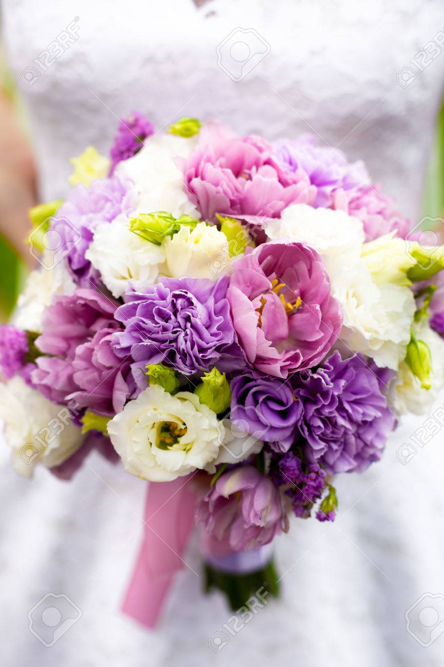 白 ピンク 紫の花とブーケを持って美しい花嫁のクローズ アップ ショット の写真素材 画像素材 Image 白 ピンク 紫の花とブーケを持って美しい花嫁のクローズ アップ ショット の写真素材 画像素材 Image