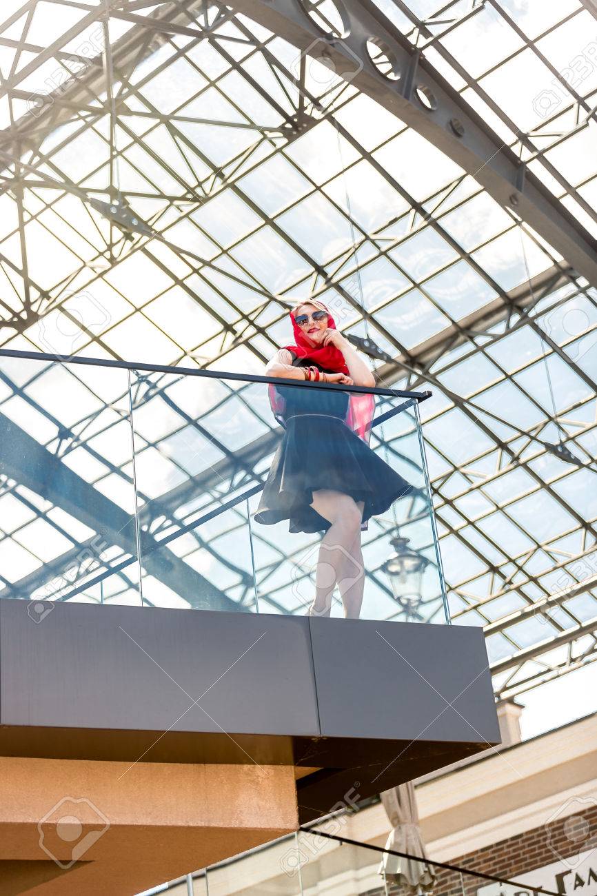 近代的な建物でガラス張りのバルコニーでポーズ美しいエレガントな女性 の写真素材 画像素材 Image