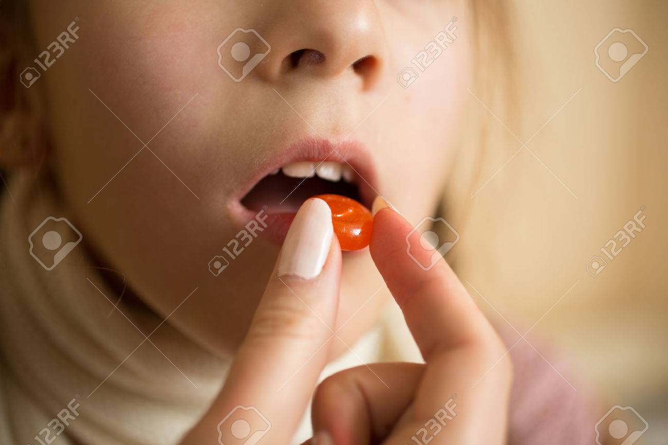 口の中でインフルエンザの女の子撮影ピルとほとんど病気のマクロ写真 の写真素材 画像素材 Image