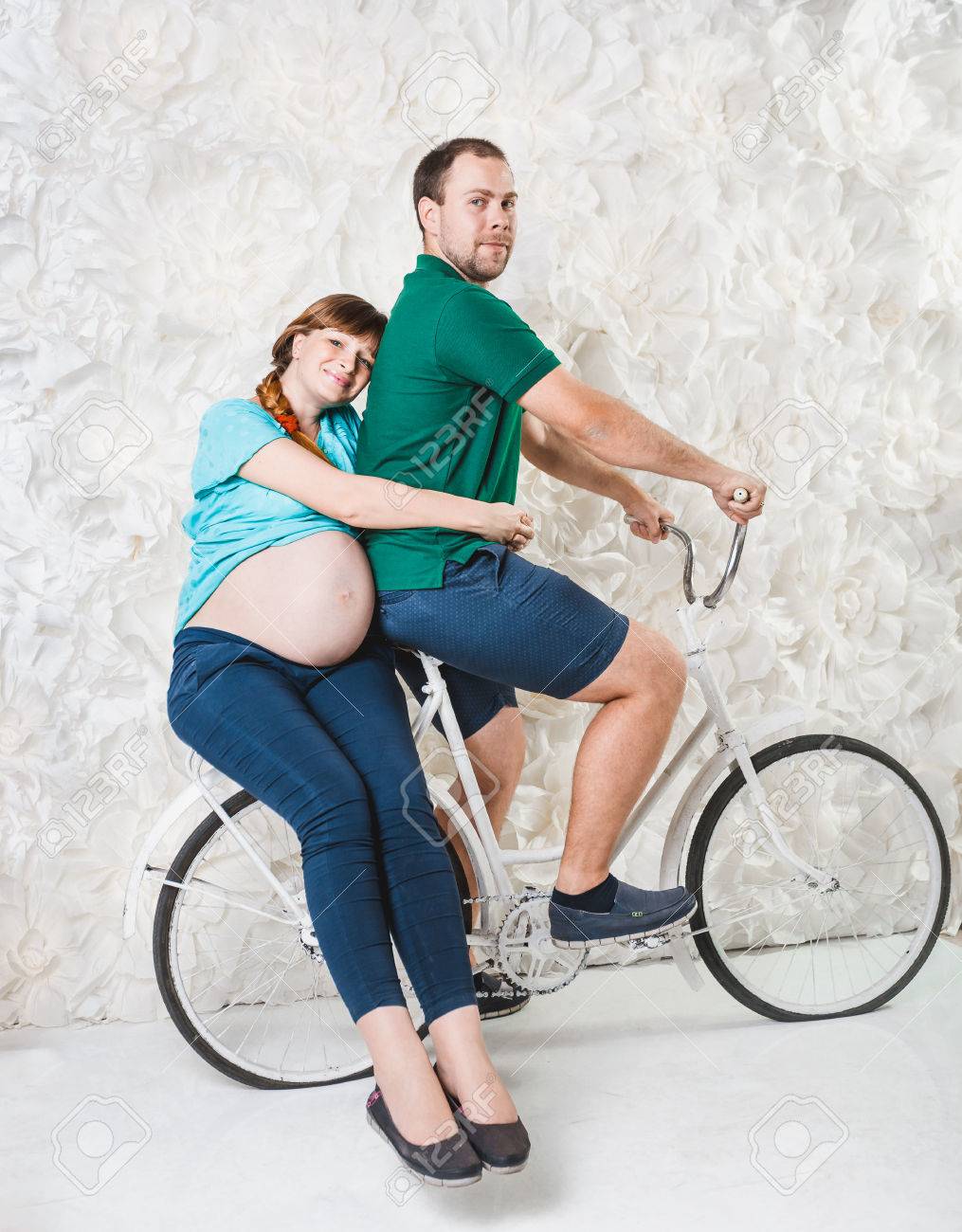 妊娠中の奥さんがかわいいレトロな自転車に乗って若い妊婦の父 の写真素材 画像素材 Image