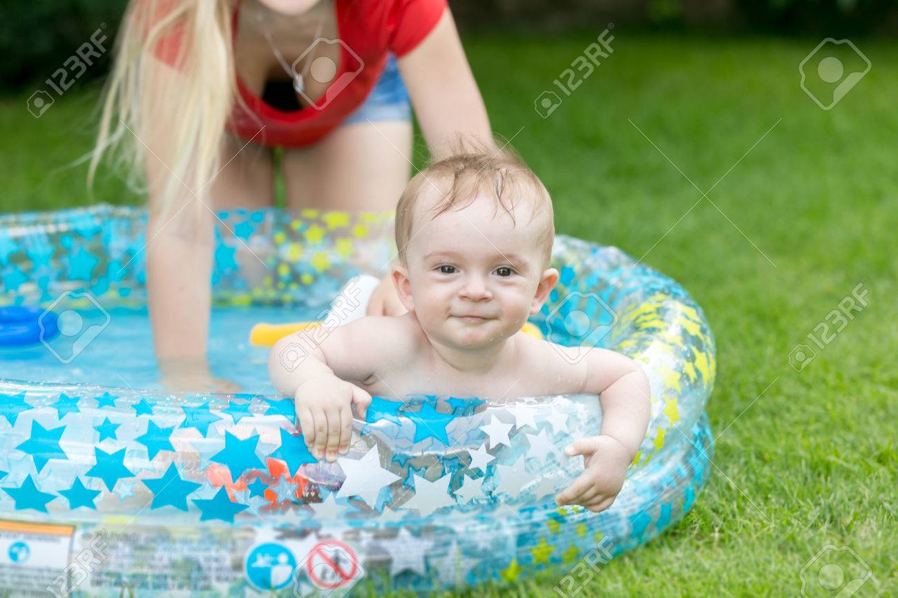 Bébé Bébé En Plein Air Dans Une Piscine Gonflable Au Jardin Avec