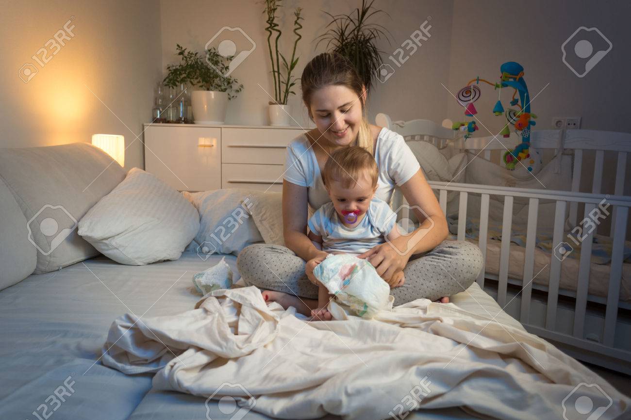 トーンの夜彼女の赤ちゃんにおむつの母の画像 の写真素材 画像素材 Image トーンの夜彼女の赤ちゃんにおむつの母の画像 の写真素材 画像素材 Image