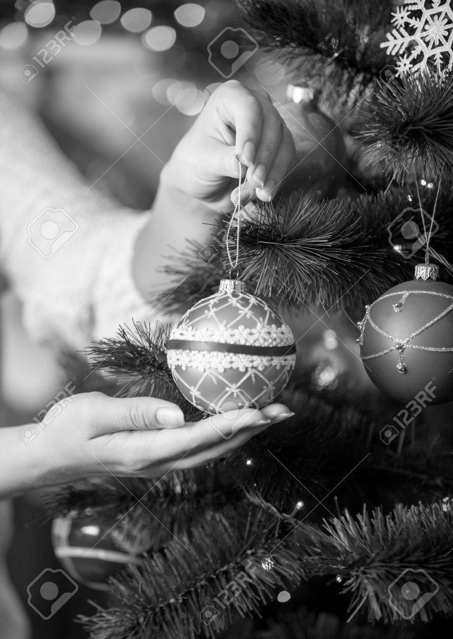 Gros Plan Image En Noir Et Blanc De Femme Tenant Babiole De Noel Banque D Images Et Photos Libres De Droits Image