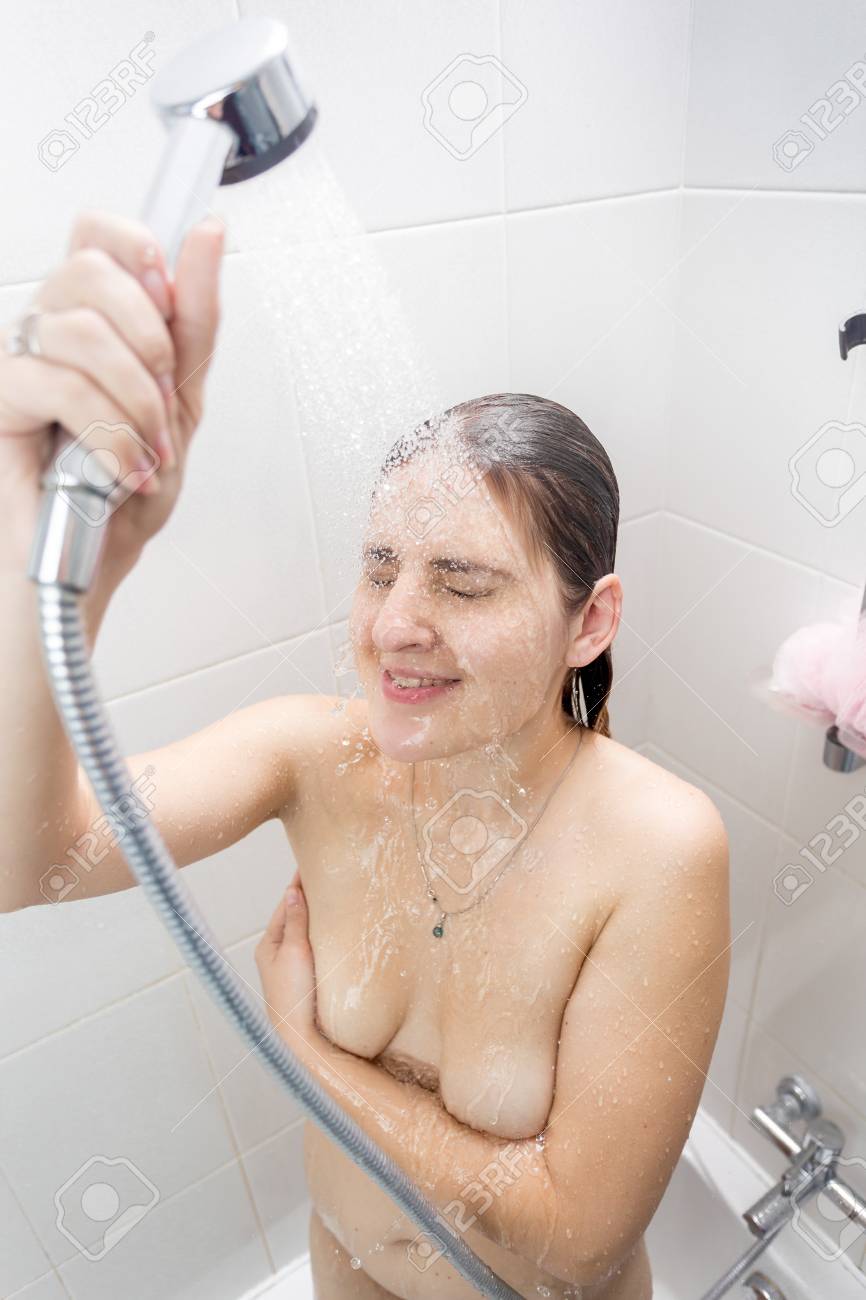 Heiße Brünette Macht Eine Dusche Für Ihr Körper Heiße Brünette Macht Eine Dusche Für Ihr Körper