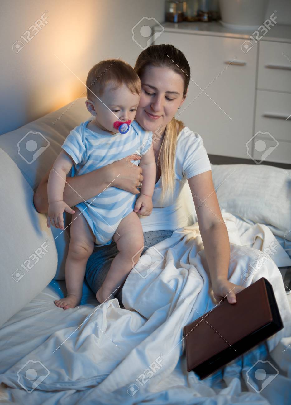 Portrait De Sourire Mere Et Adorable Bebe Livre De Lecture Avant Dormir Au Sommeil Banque D Images Et Photos Libres De Droits Image