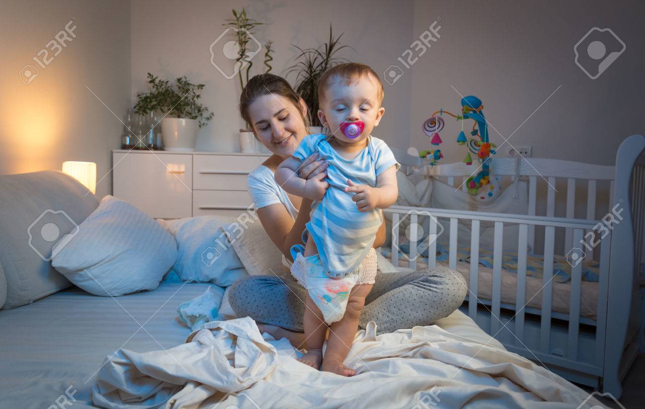 Mere Aimante Changer Les Couches A Son Bebe Sur Le Lit Banque D Images Et Photos Libres De Droits Image