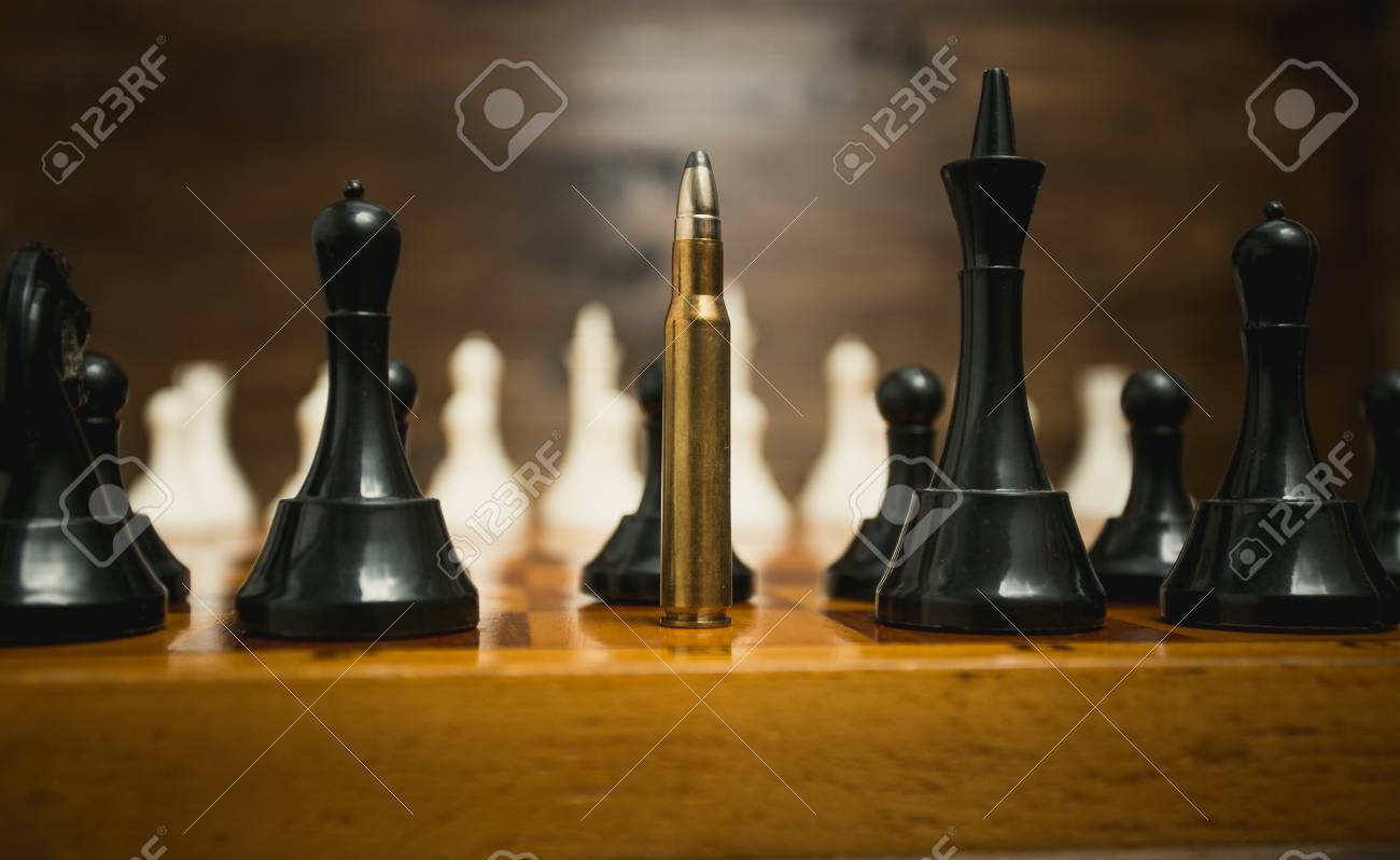 체스 조각 사이 큰 리플 총알. 무기력의 개념 로열티 무료 사진, 그림, 이미지 그리고 스톡포토그래피. Image 81144095