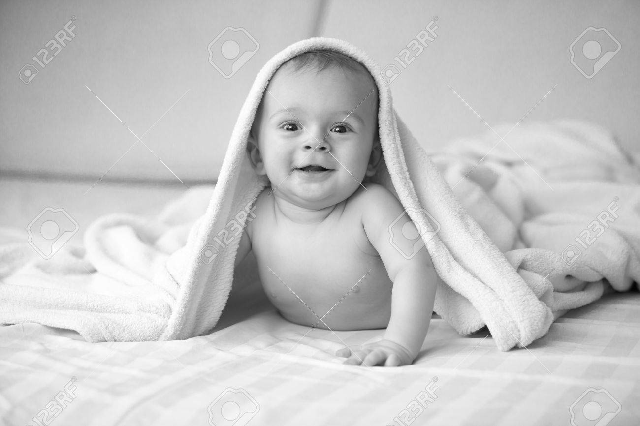 Portrait En Noir Et Blanc De Bebe Mignon Rire Couche Sous Une Couverture Sur Le Lit Banque D Images Et Photos Libres De Droits Image Portrait En Noir Et Blanc De Bebe Mignon Rire Couche Sous Une Couverture Sur Le Lit Banque D Images Et Photos Libres De Droits Image