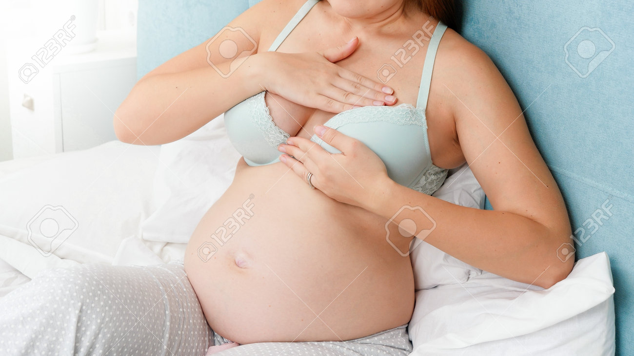妊婦のデカ乳 より良い授乳のために彼女の巨乳をマッサージしている妊婦のクローズアップ。妊娠医療と健康診断の概念の写真素材・画像素材 Image 161830552