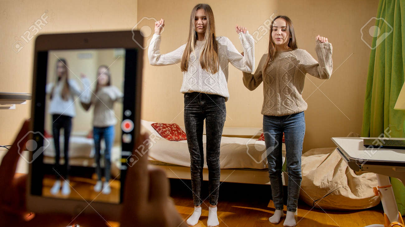 Gravação De Vídeo No Smartphone De Duas Meninas Adolescentes Dançando Para  Postar Na Internet. Comunicação Moderna, Mídias Sociais E Gadgets Foto  Royalty Free, Gravuras, Imagens e Banco de fotografias. Image 171047500