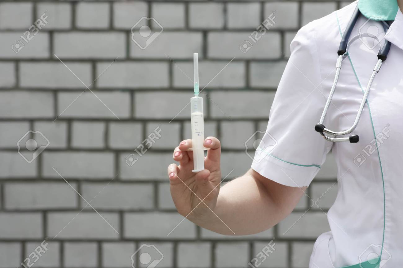 Concepto De Medicina Medico Inyeccion En Un Fondo Blanco De La