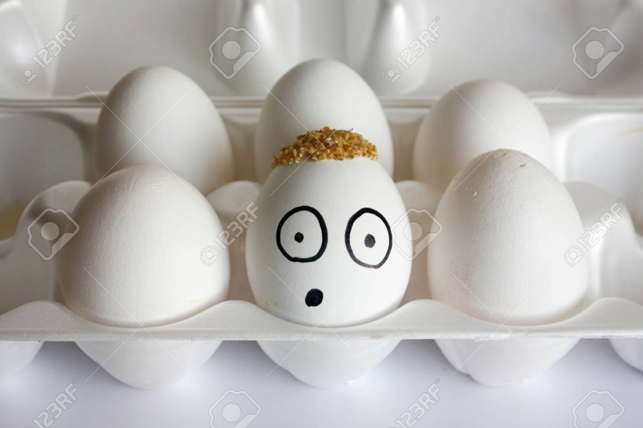 haar konzept die eier sind lustig und suss foto mit gemaltem gesicht auf der muschel satire und komodie das ei ist ein sundenbock auf dem kopf