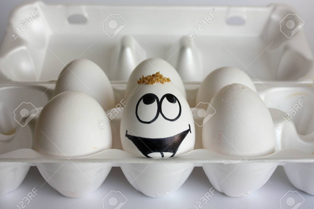 vorstellung von haaren behandlung der glatze die eier sind lustig und suss foto mit gemaltem gesicht auf der muschel satire und komodie das ei ist