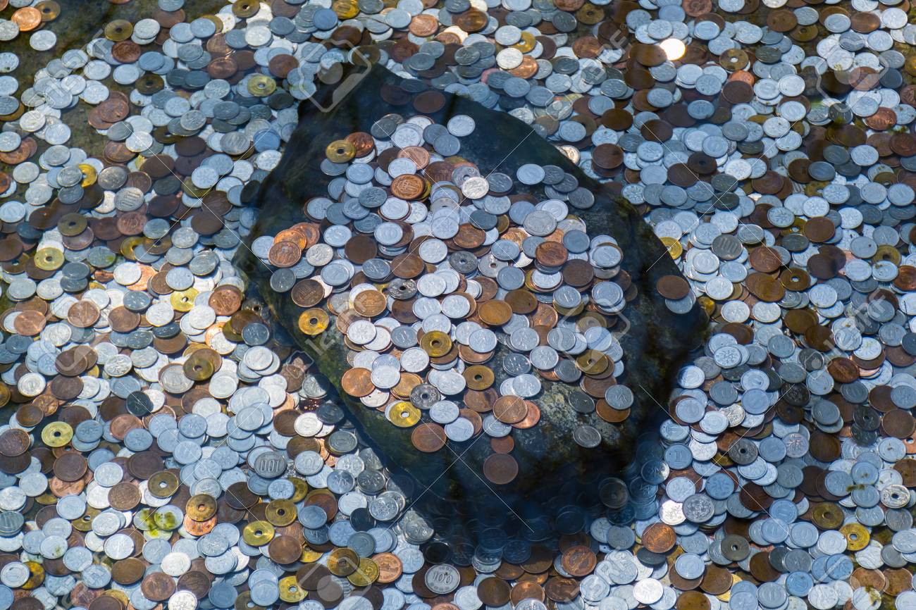 銀閣寺は、京都の有名な観光スポットの 1 つの池の中のコインの多くの写真素材・画像素材 Image 50227622