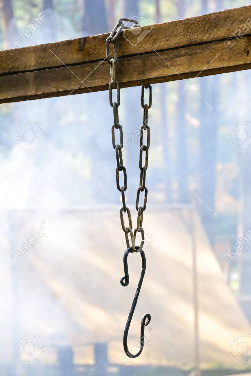 木製の梁に金属チェーンの装飾的な金属フック の写真素材 画像素材 Image