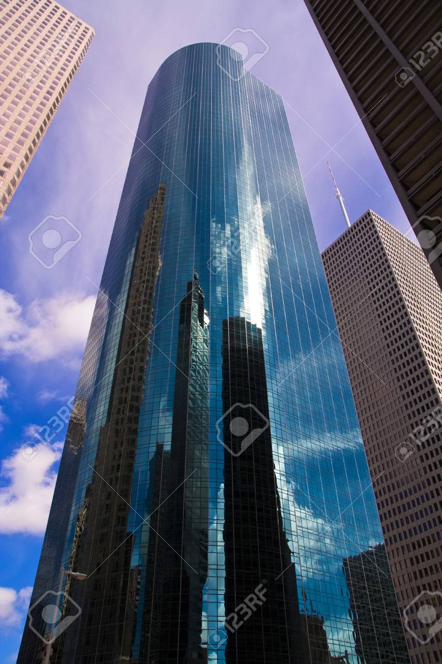 ウェルズ ファーゴ ・ プラザ、ヒューストン、テキサス州、その他のオフィスビルに囲まれての高層ビルの写真素材・画像素材 Image 1685478