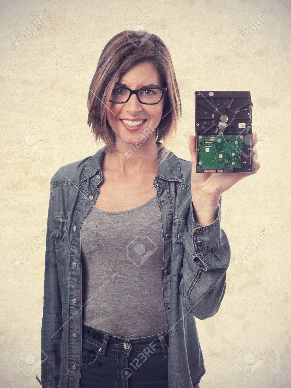 壊れたハード ディスクを持つクールな女 の写真素材 画像素材 Image 35049222