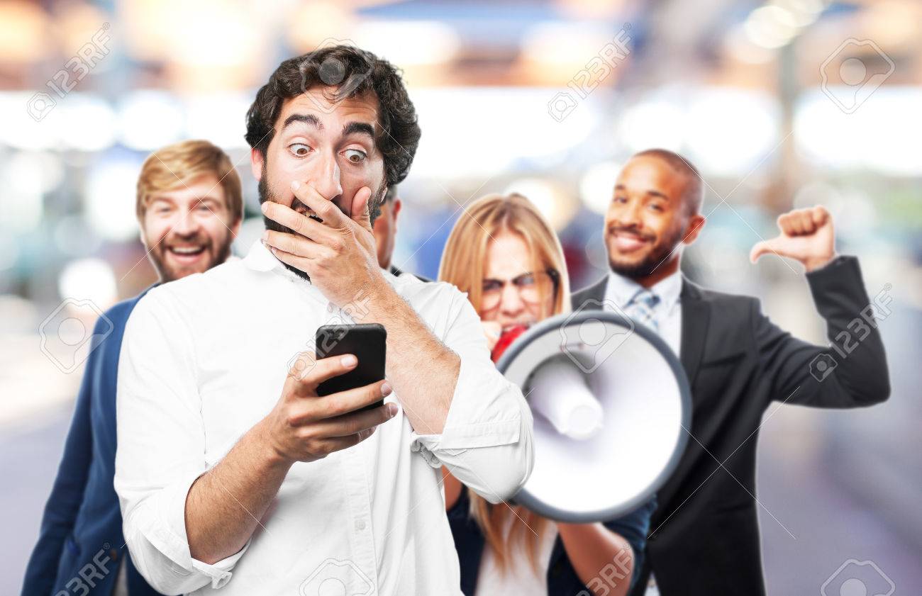 携帯電話での面白い若者。驚きの表現 の写真素材・画像素材. Image 70362200.