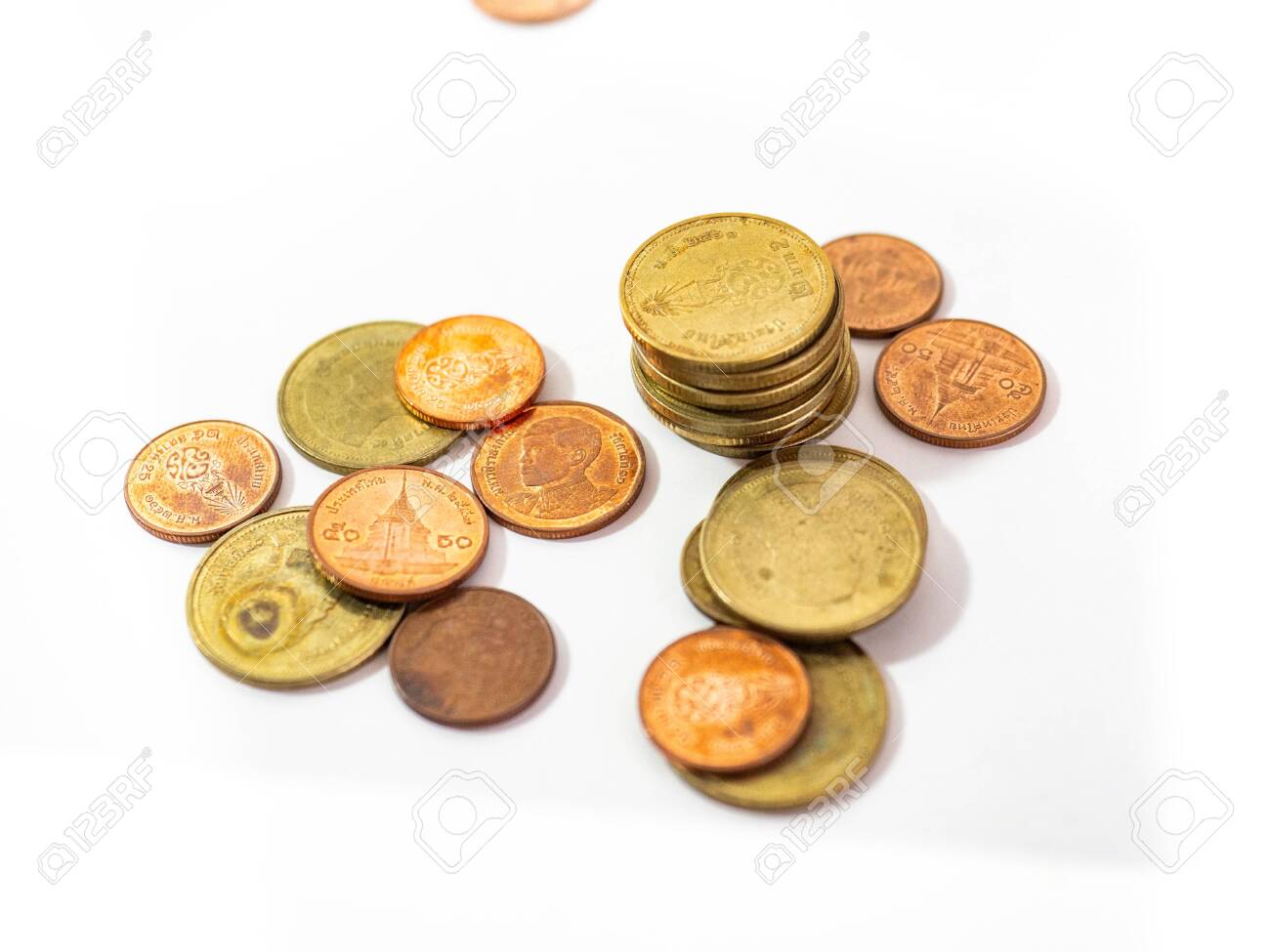 タイバーツコインは山に設定された金を着色します、タイの通貨です。ビジネス費用のために、コインはお金を節約する瓶にあります、白い背景の写真素材・画像素材  Image 141670665