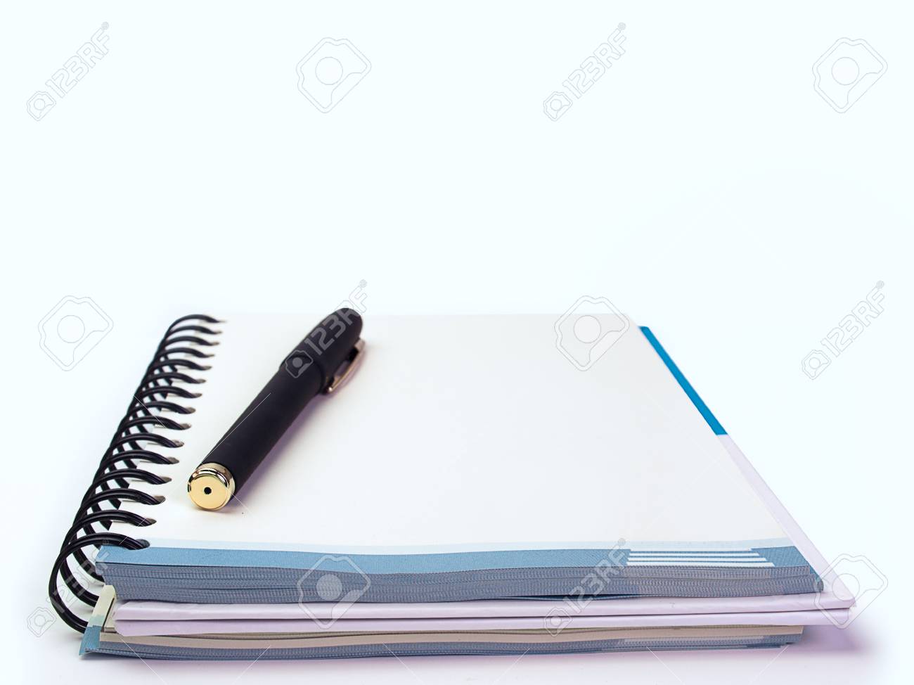 Stylo Et Livre Cahier Sur Fond Blanc Education Affaires Banque D Images Et Photos Libres De Droits Image Stylo Et Livre Cahier Sur Fond Blanc Education Affaires Banque D Images Et Photos Libres De Droits Image