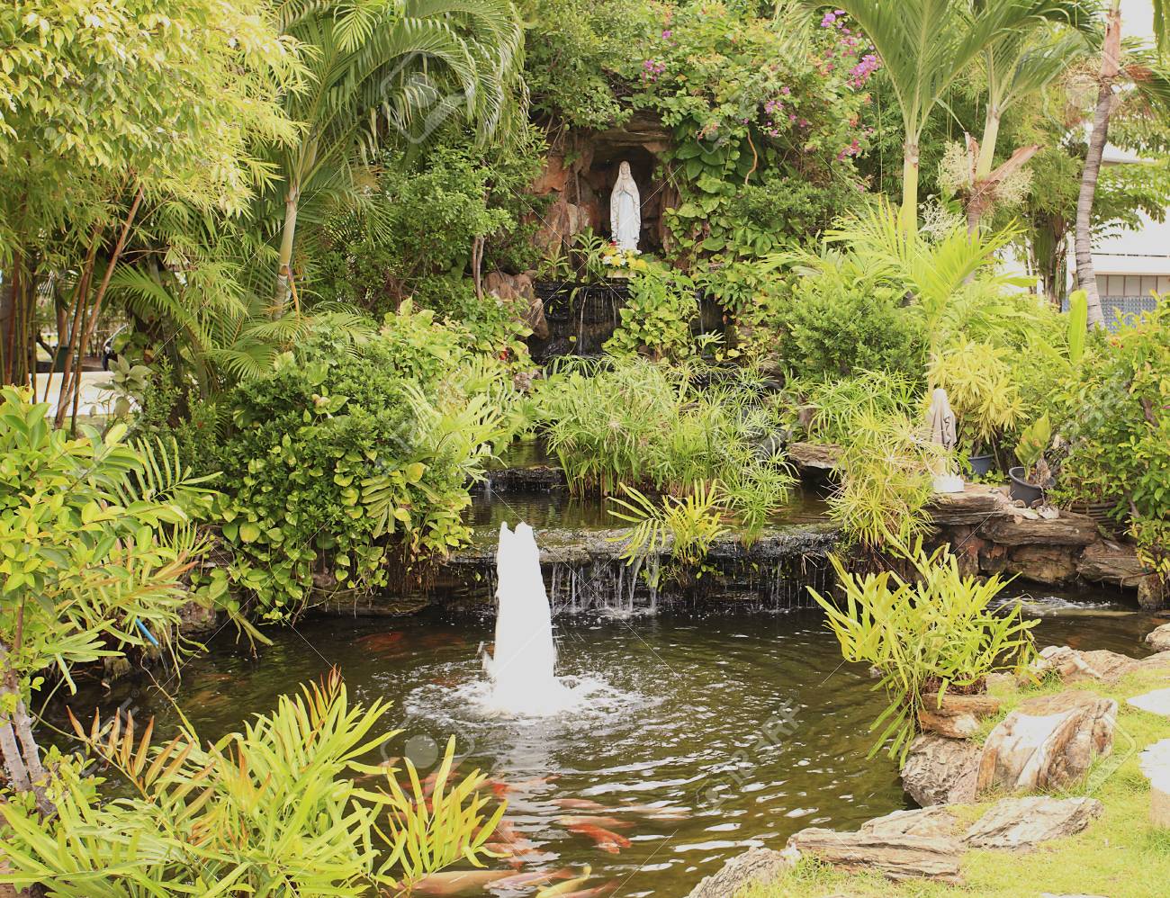 Kleiner Gartenteich Mit Wasserfall Strauchern Lizenzfreie Fotos Bilder Und Stock Fotografie Image 17710587