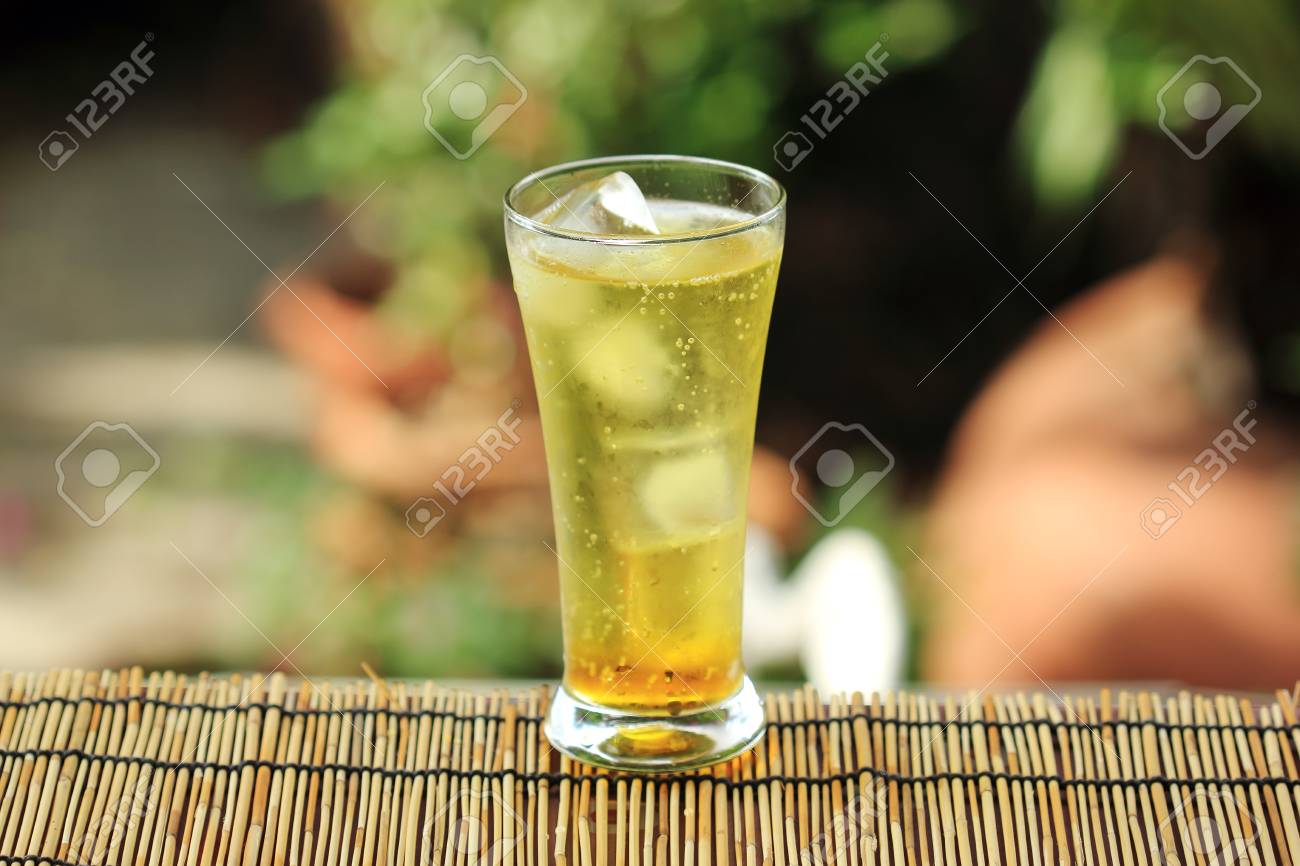 味のアイス キューブでブラジルのドリンク ゴールド ガラナ ソフトド リンク の写真素材 画像素材 Image