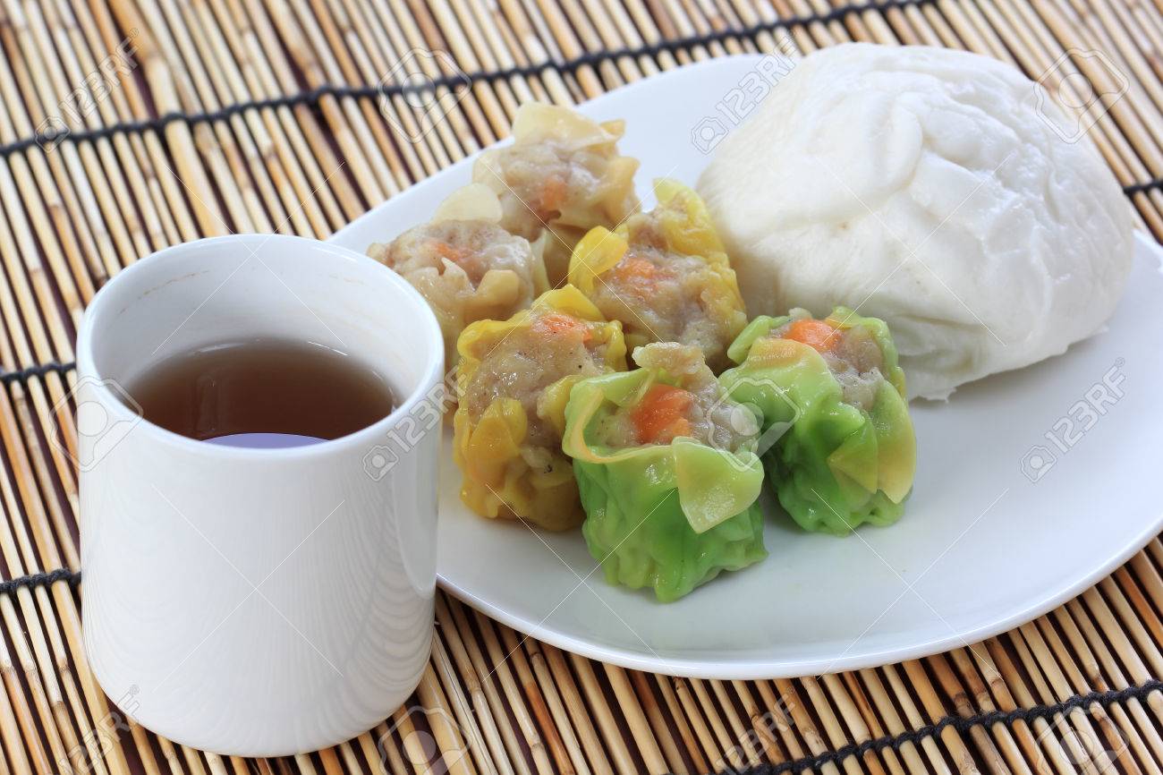 紅茶のカップとワンプレートでストリーミング餃子 の写真素材 画像素材 Image