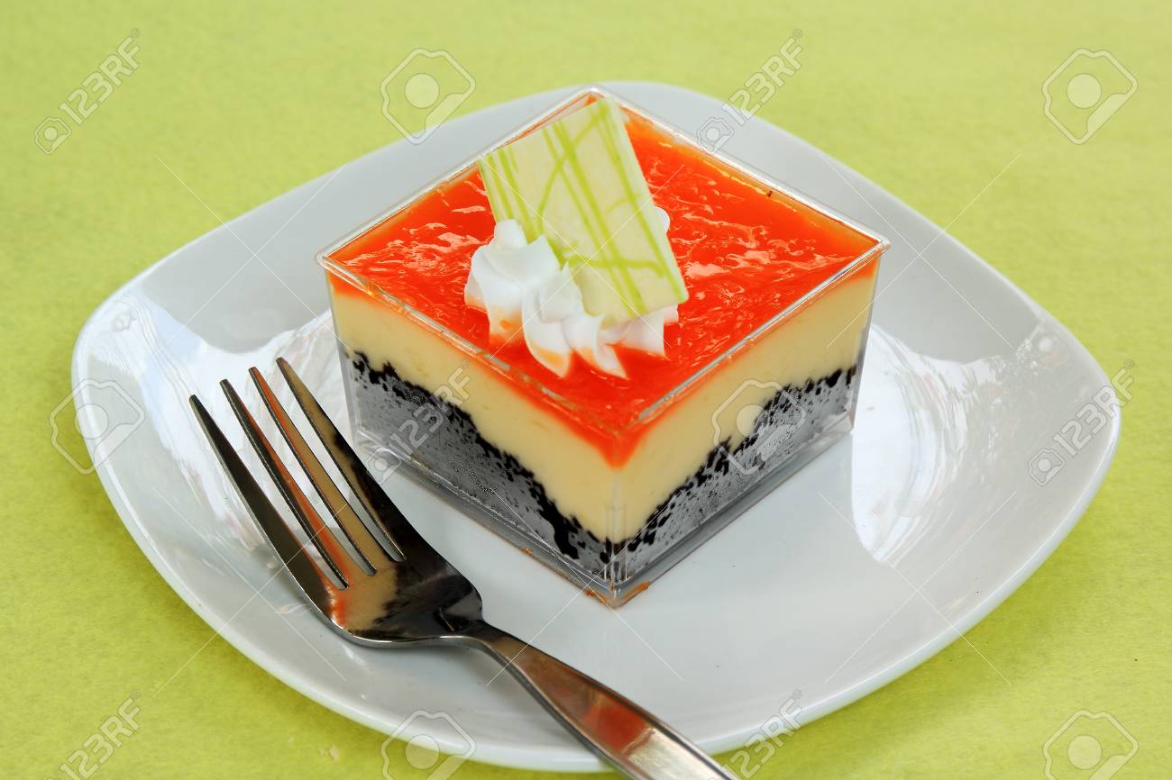 Orange Biscuit Gateau Couche De Gateau Au Fromage En Boite Plastique Banque D Images Et Photos Libres De Droits Image