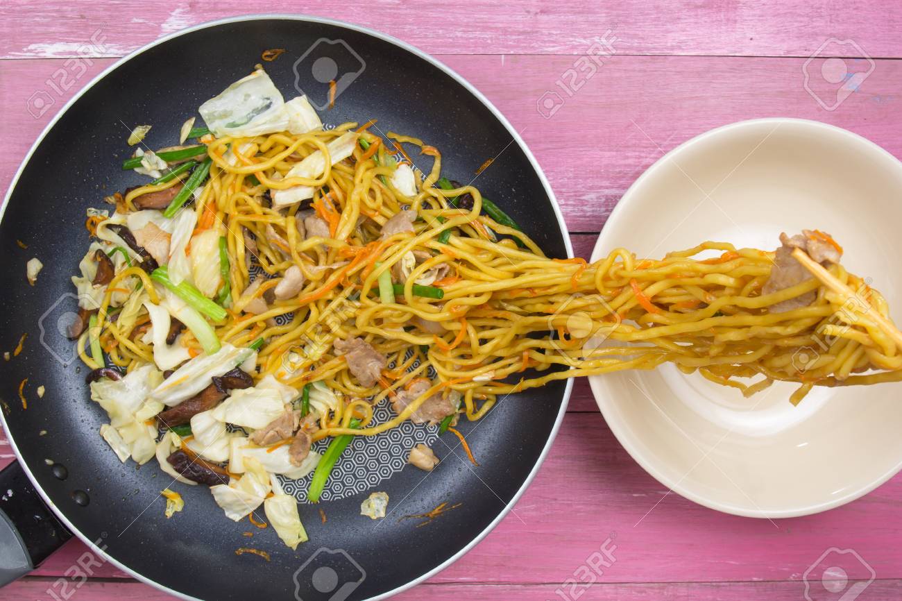 シェフを入れて炒め日本カップ麺 焼きそば 焼きうどん コンセプトの料理 の写真素材 画像素材 Image シェフを入れて炒め日本カップ麺 焼きそば 焼きうどん コンセプトの料理 の写真素材 画像素材 Image