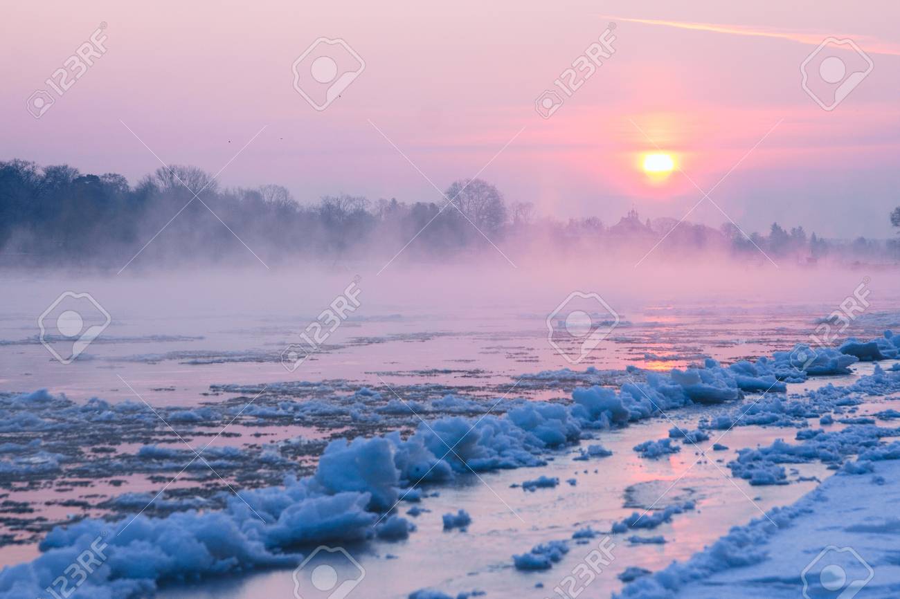 冬の寒い朝 の写真素材 画像素材 Image 21201805