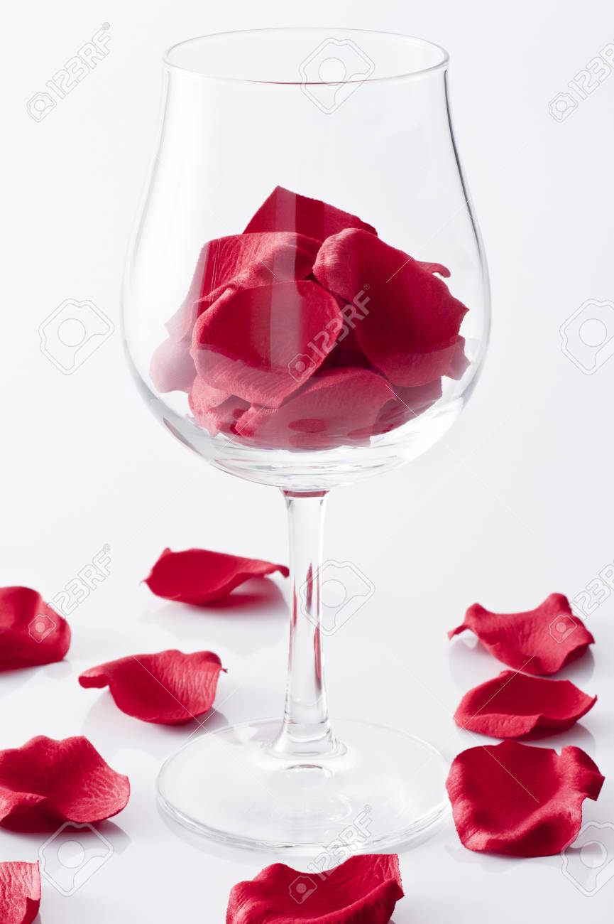 白い背景の上のワイングラスにバラの花びら の写真素材 画像素材 Image