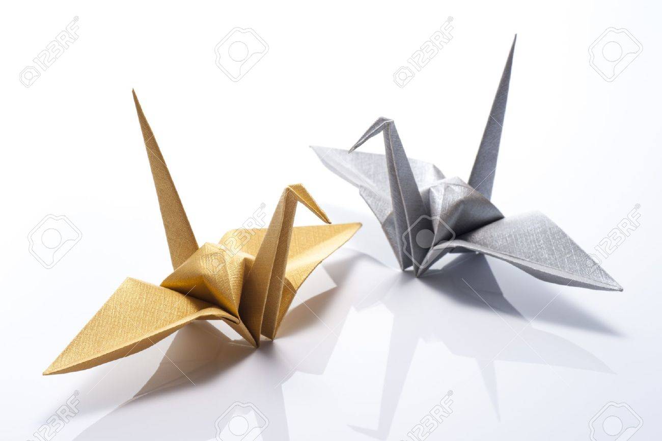 白い背景に折り紙の鶴 の写真素材 画像素材 Image