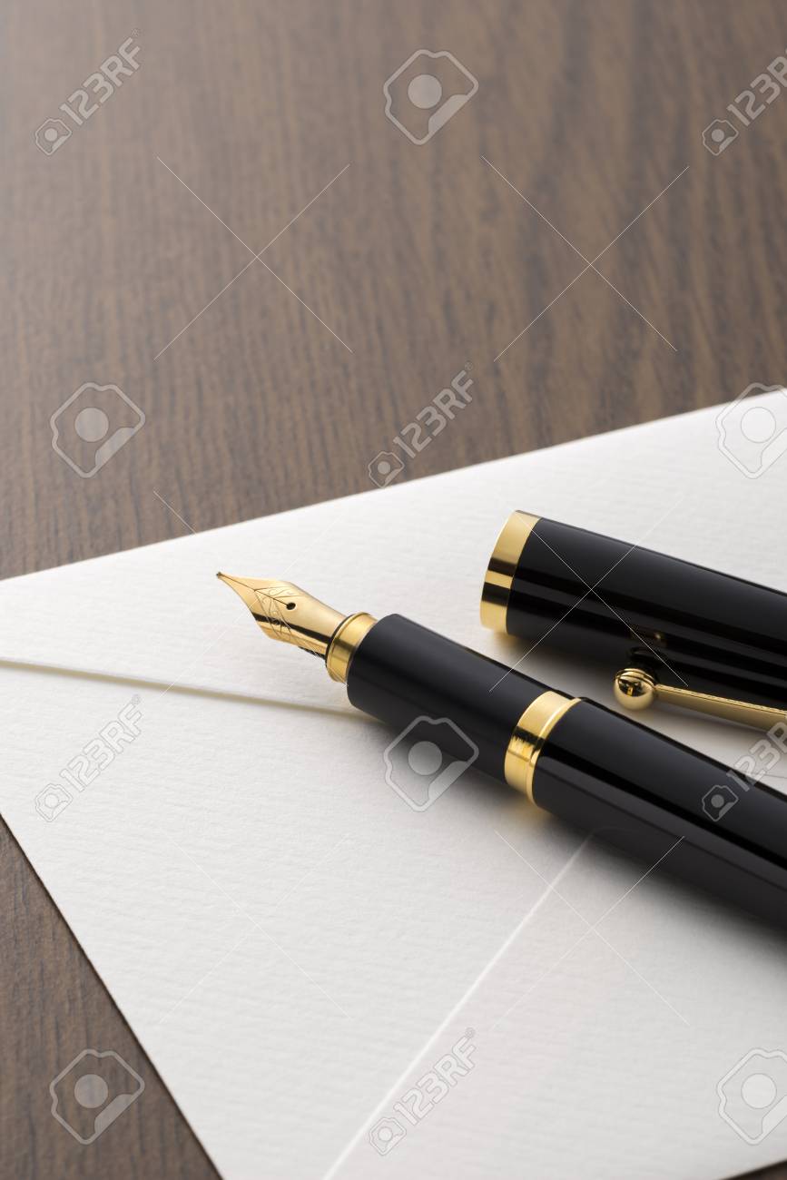 万年筆とテーブルの上の手紙 の写真素材 画像素材 Image