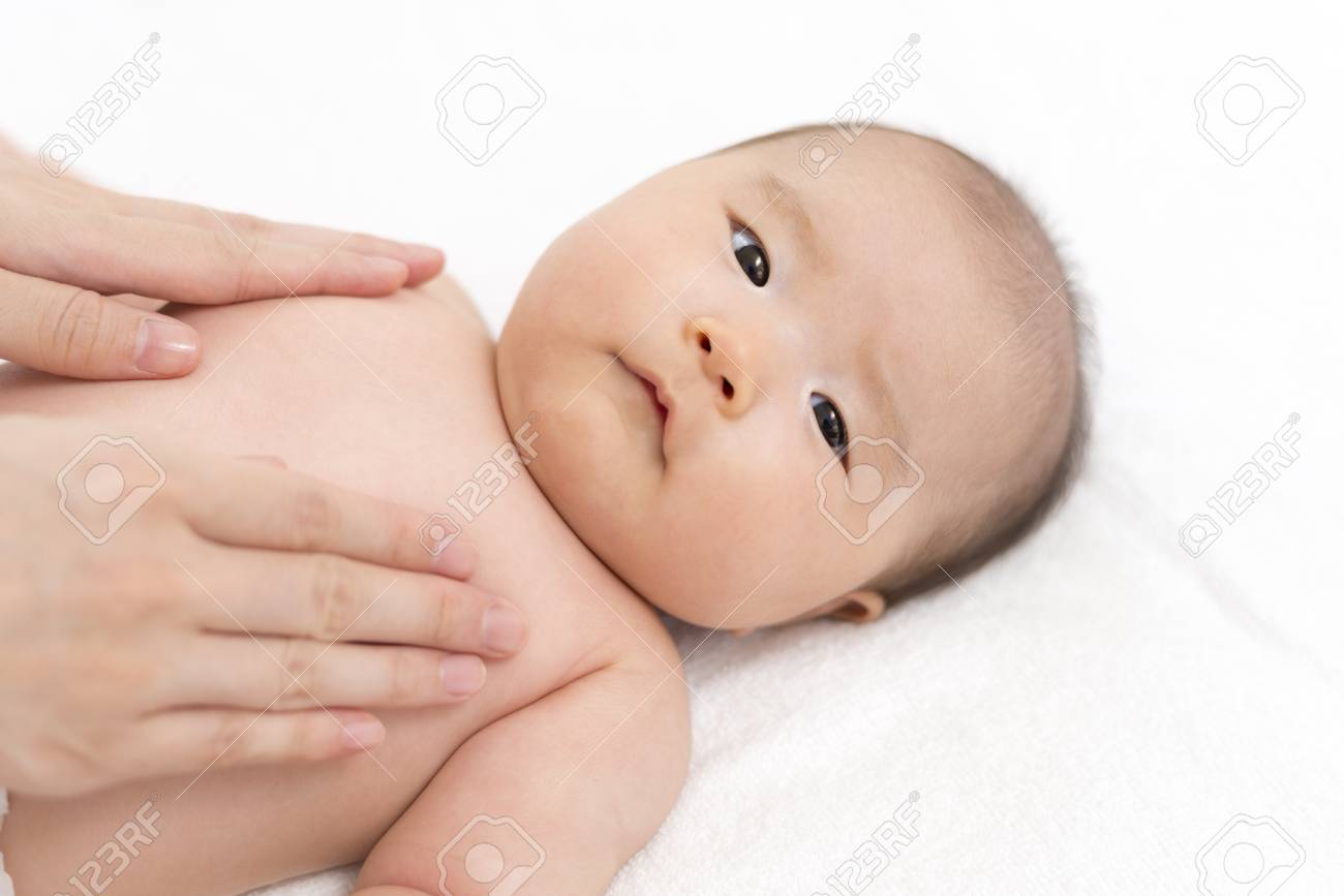 ベビー マッサージ の写真素材 画像素材 Image