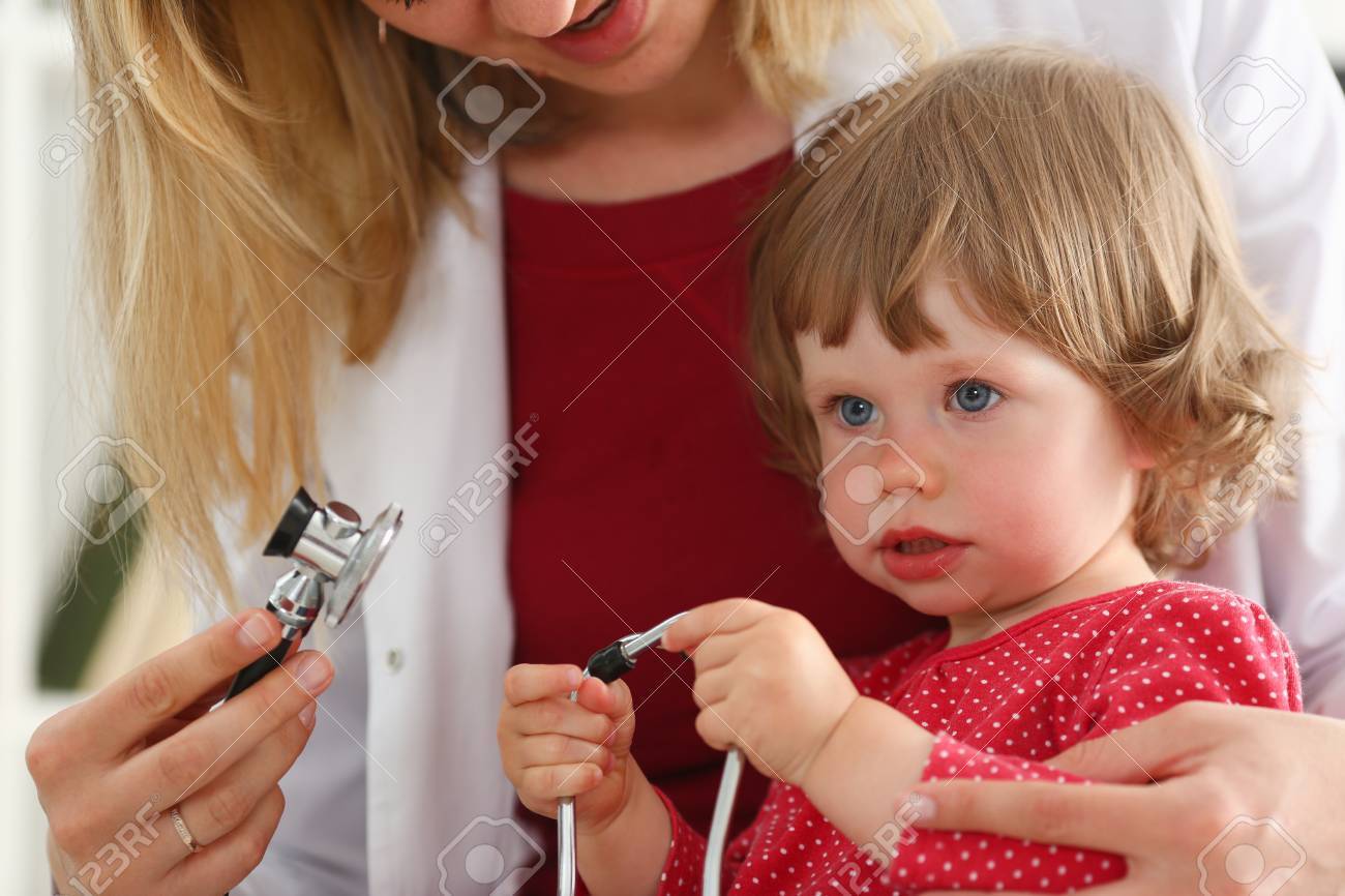 医者のフロントで聴診器で小さな子供 物理的な試験 かわいい幼児肖像画 赤ちゃん援助 健康的なライフ スタイル ラウンド病棟 子供病気専門 クリニック テスト パルス コンセプト の写真素材 画像素材 Image 2753