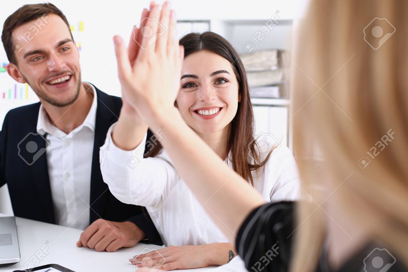 うれしそうな笑みを浮かべて幸せな人々 のグループを腕で勝利を祝います 調停を提供 高 5 友情の契約達成 ストライクお買い得 良いニュース フレンドリーな同意 成功した効果的な戦略 の写真素材 画像素材 Image