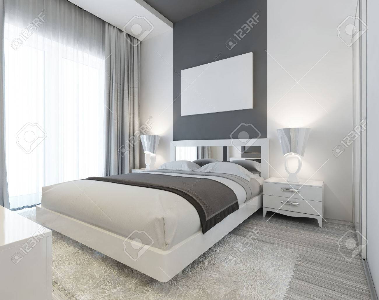 Chambre dans le style Art déco dans des couleurs blanches et grises. Moderne soigneusement le lit posé avec des tables de chevet et lampes de chevet. Chambre dans le style Art déco dans des couleurs blanches et grises. Moderne soigneusement le lit posé avec des tables de chevet et lampes de chevet.